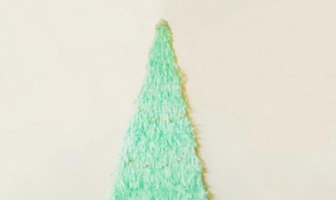 Wie man mit Video und Fotos einen DIY-Lametta-Baum an der Wand bastelt. Weihnachtsbaum aus Lichtern an der Wand