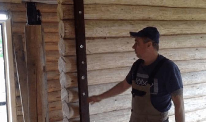 نحوه تراز کردن دیوارها در یک خانه چوبی با دستان خود: دستورالعمل های گام به گام تراز کردن خانه چوبی