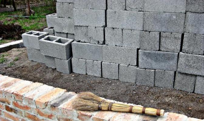 벽돌 쌓기 : 벽돌의 종류, 벽돌 쌓기 마스터 Kovalenko 울타리 배치 방법